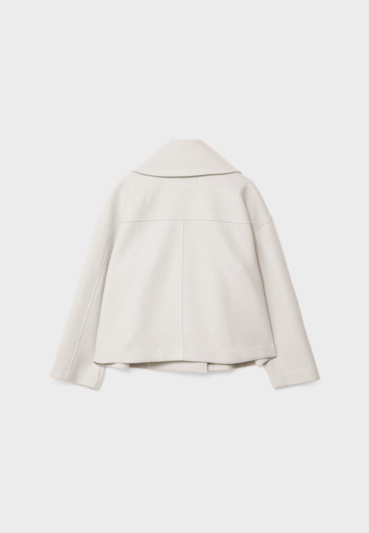 "Elegant kort uldjakke i uldblend, dobbeltradet med brede revers, perfekt til både hverdag og fest, sidevisning."