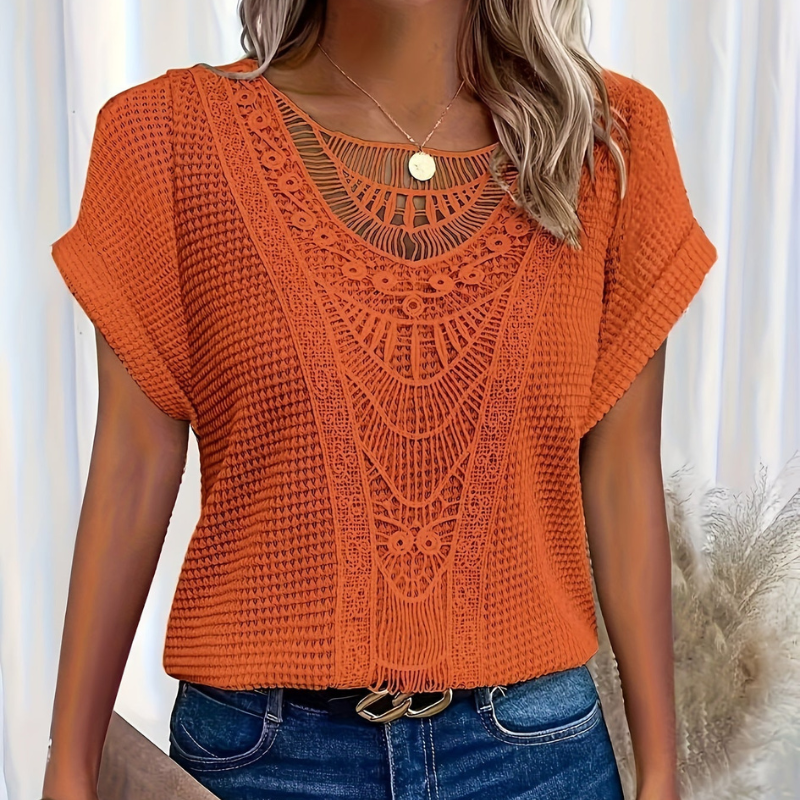 Elegant blonde top til kvinder. Tidløs stil og sofistikerede detaljer. En moderne top, perfekt til sommer.