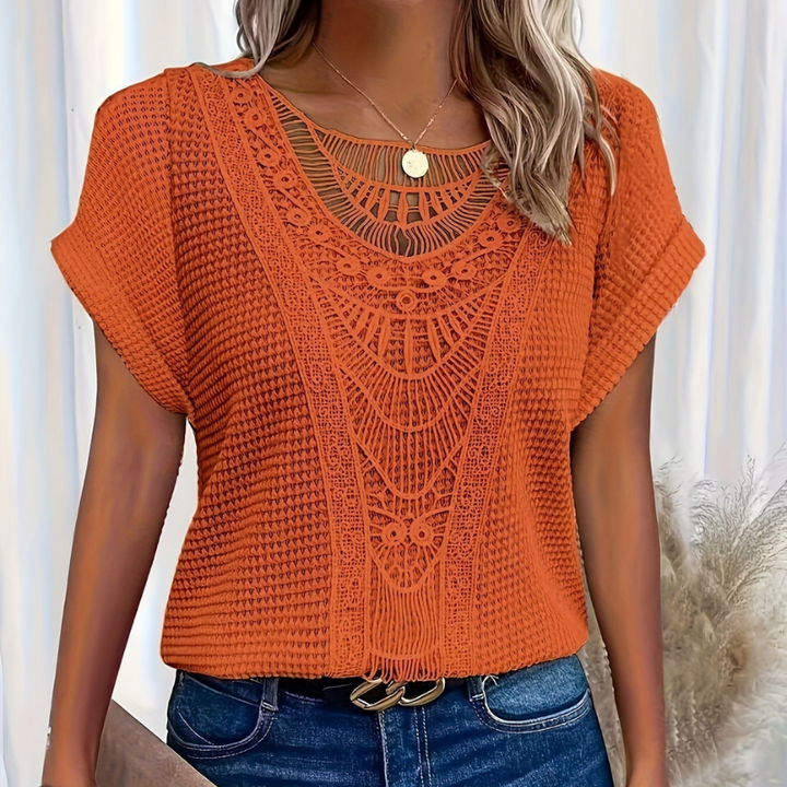 Elegant blonde top til kvinder. Tidløs stil og sofistikerede detaljer. En moderne top, perfekt til sommer.