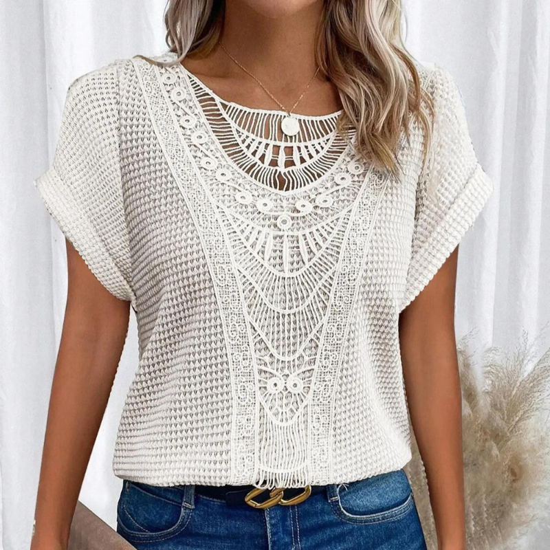 Kvinde blonde top med fine blonder. En stilfuld og elegant sommer top. Moderne dametøj med smukke detaljer.