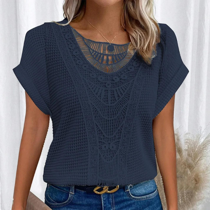 Modebevidst kvinde i elegant blonde top. Tidløs stil til fest og hverdag. Perfekt sommer top til damer.