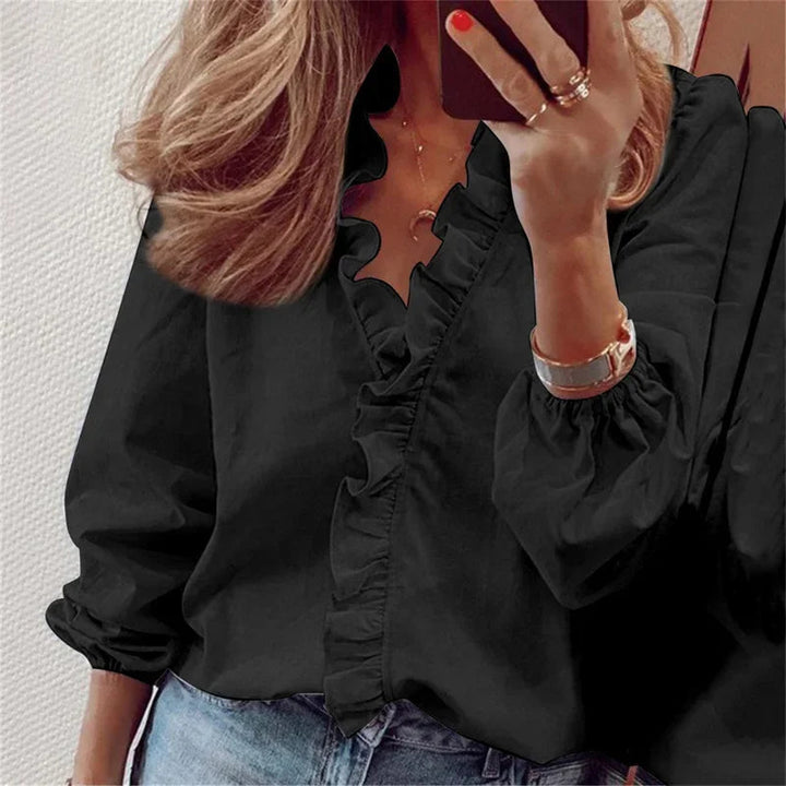 Stilfuld kvinde bluse med delikate flæser og moderne ballonærmer, for en elegant stil.