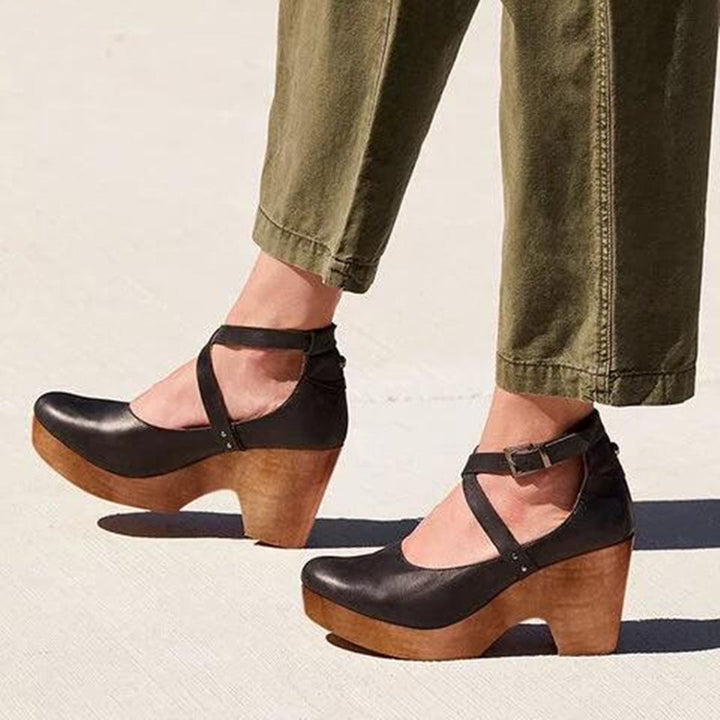 Elegant kvinde kilehæl med lukket tå, ankelrem. Stilfulde sommersko for modebevidste kvinder.