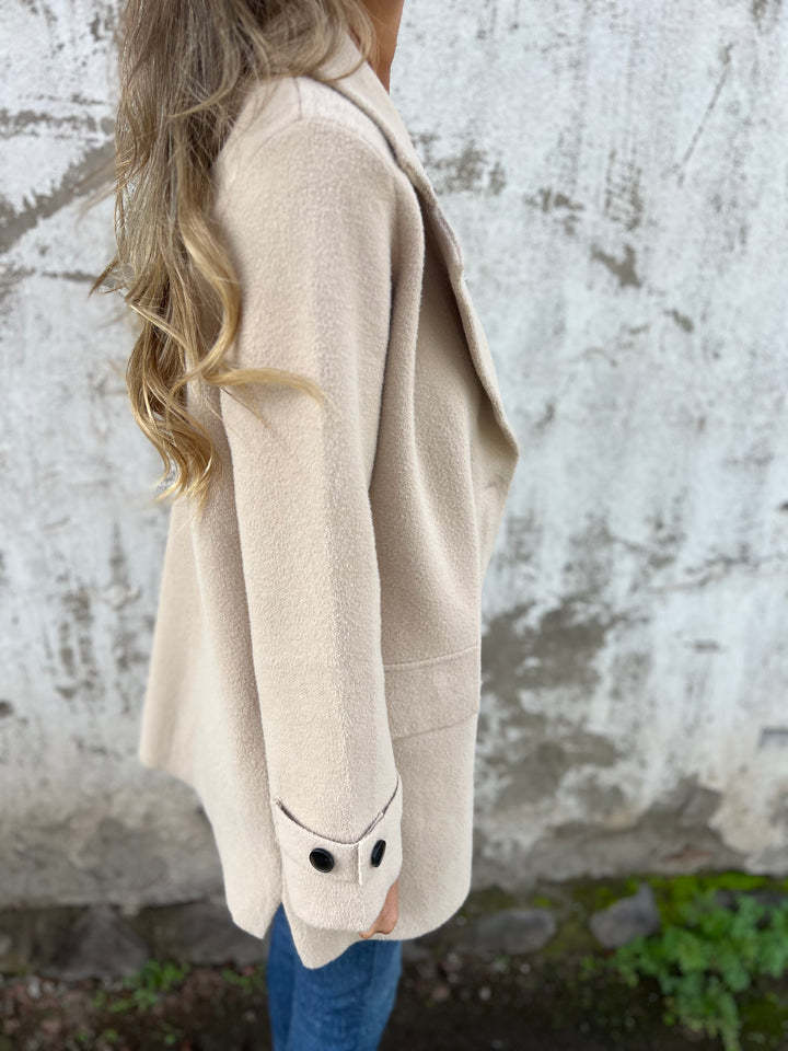 Moderne damejakke med elegant revers, perfekt til den stilbevidste kvinde, tidløs fashion.