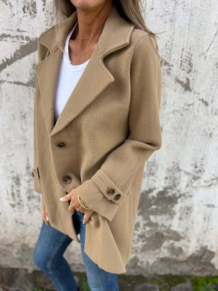 Fashionabel langærmet reversjakke til kvinder, perfekt til en elegant og moderne stil.