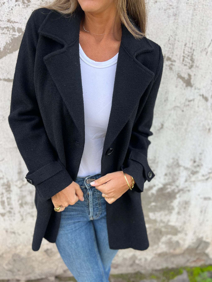Stilfuld damejakke med revers, et must-have til din garderobe og til enhver lejlighed.