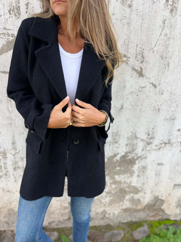Elegant reversjakke til kvinder, passer til formelle og uformelle outfits for et chic look.