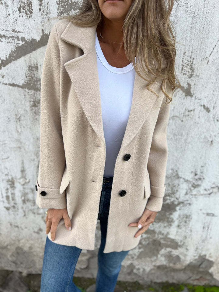 Chic kvindejakke med revers, nem at style for et sofistikeret og professionelt udtryk.