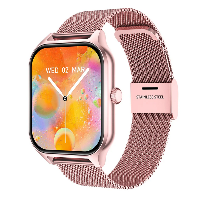 Kvindehånd med elegant smartwatch, der diskret viser en sundhedsstatistik på den klare skærm.