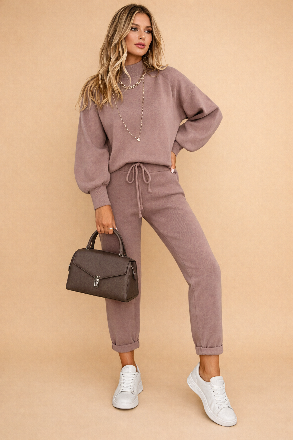 Sporty og elegant sæt til kvinder, et komfortabelt todelt design til en aktiv eller afslappet hverdag.