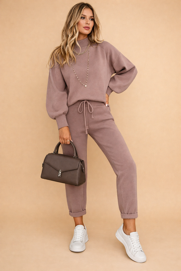 Sporty og elegant sæt til kvinder, et komfortabelt todelt design til en aktiv eller afslappet hverdag.