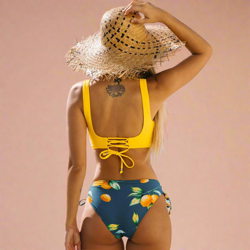Dette feminine bikinisæt med wrap top og justerbare trusser er det ultimative elegante sommerbadetøj.