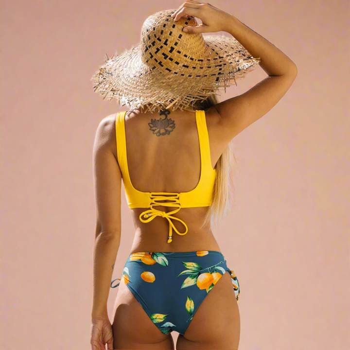 Dette feminine bikinisæt med wrap top og justerbare trusser er det ultimative elegante sommerbadetøj.