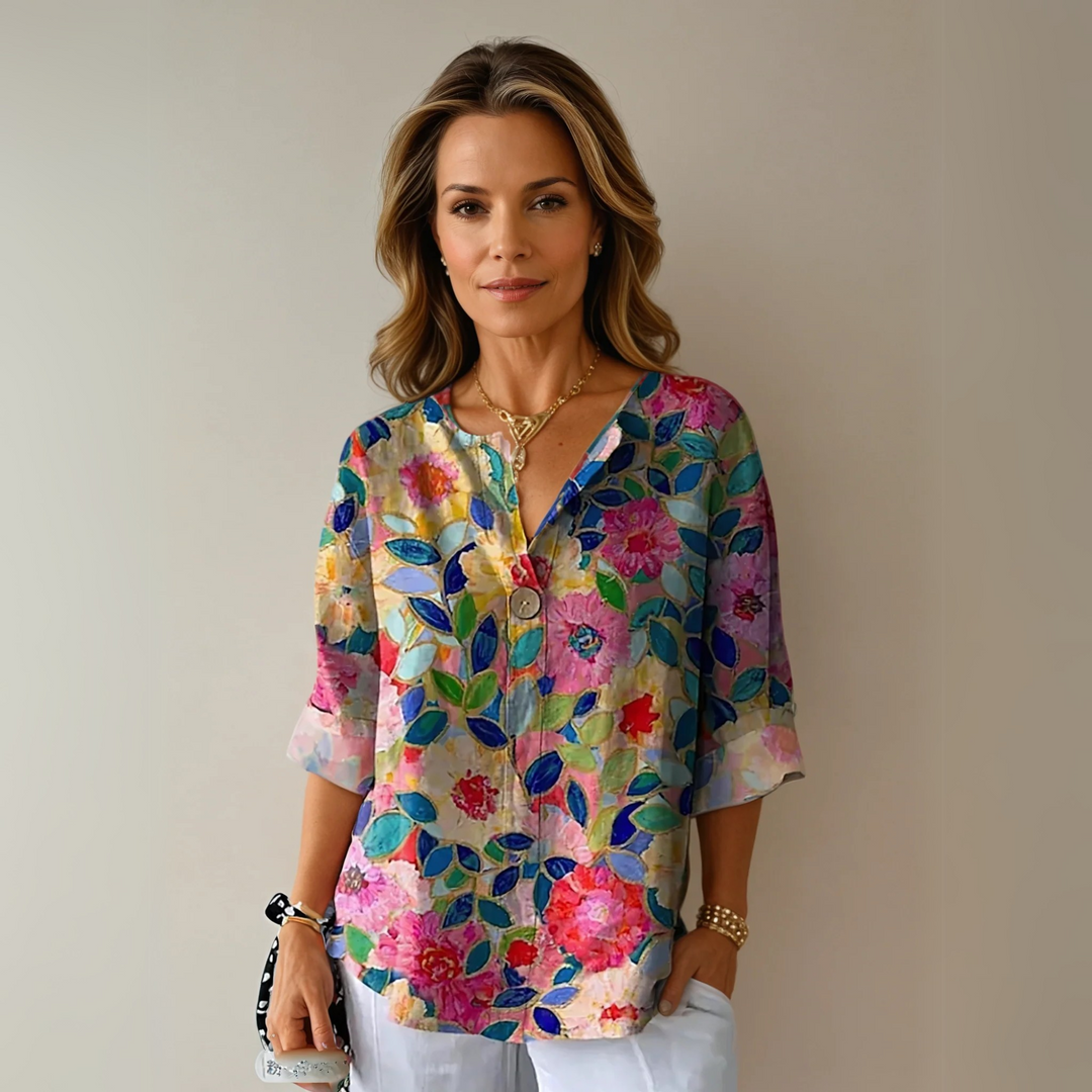 Elegant kvindebluse fra Bymayberry med farverigt blomsterprint, perfekt til sommerstil.