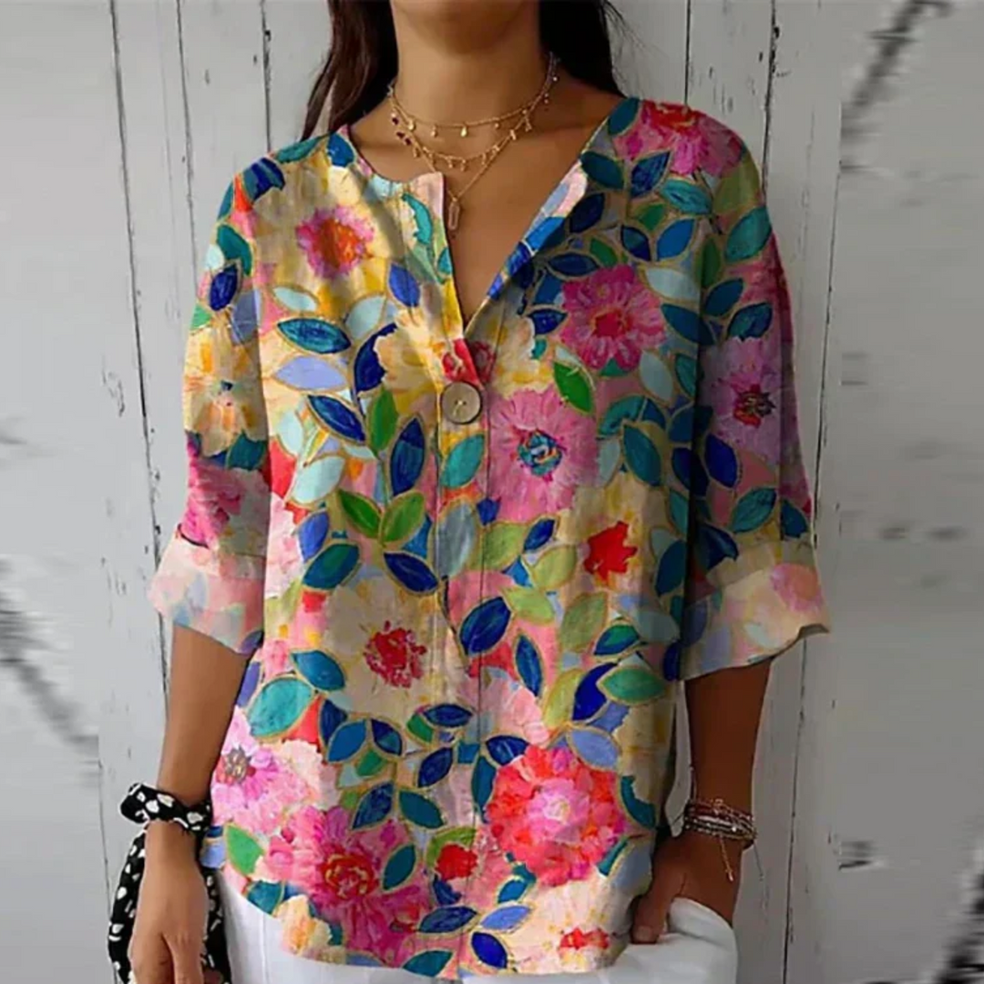 Elegant og farverig Bymayberry bluse med flot blomsterprint, skaber en feminin sommerstil.