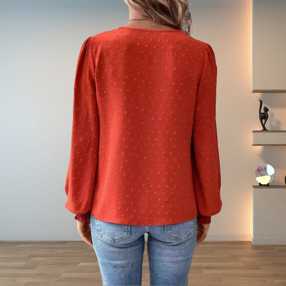 Stilfuld damebluse i sort. Alsidig og komfortabel, ideel til sommer og festtøj.
