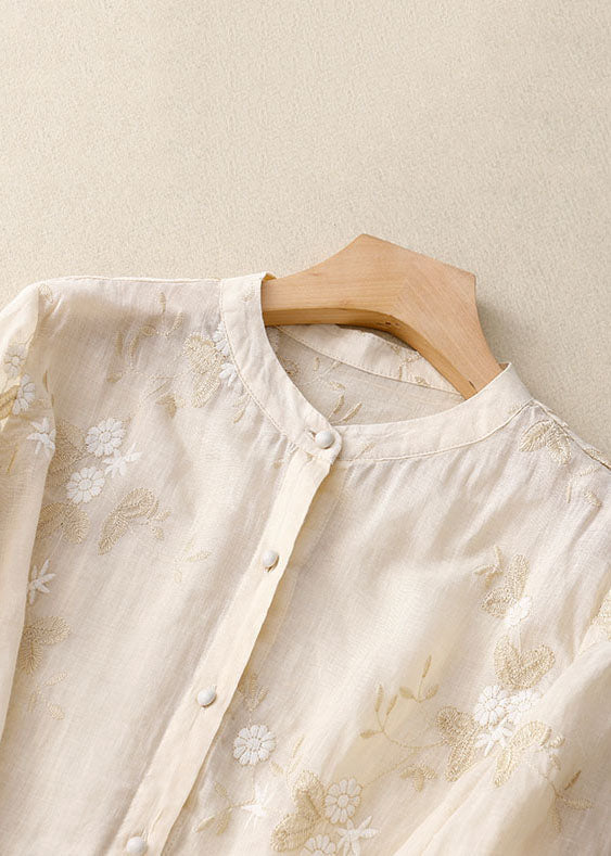 Komfortabel og elegant kvindebluse med tidløst blomsterbroderi, perfekt til afslappet mode.