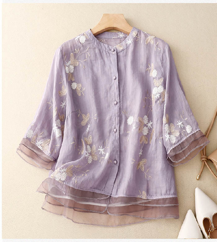 Tidløs elegance i en kvindebluse med detaljeret blomsterbroderi, perfekt for modebevidste kvinder.