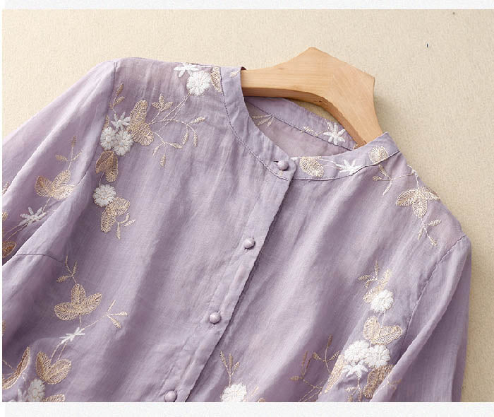 Elegant dametøj: Blomsterbroderet bluse fra By Mayberry, alsidig og komfortabel forår/sommer stil.