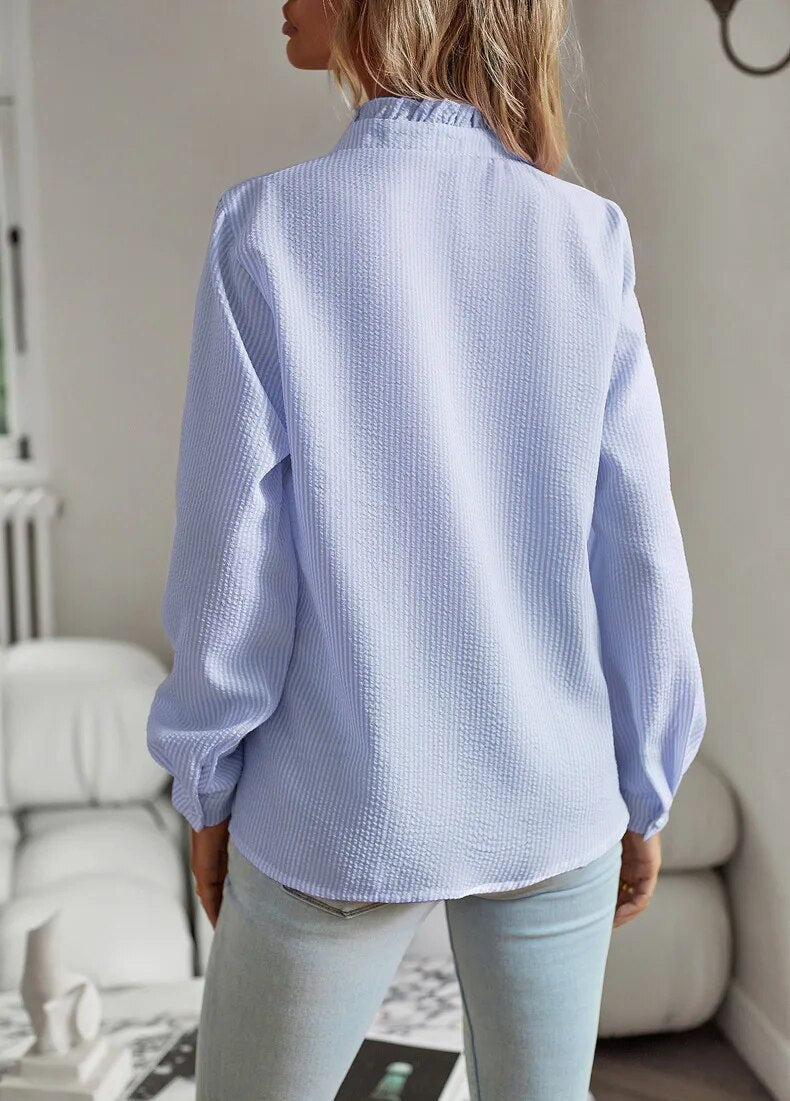Stilfuld flæsebluse til kvinder med fine knapper. Feminin og alsidig dametop til enhver anledning.