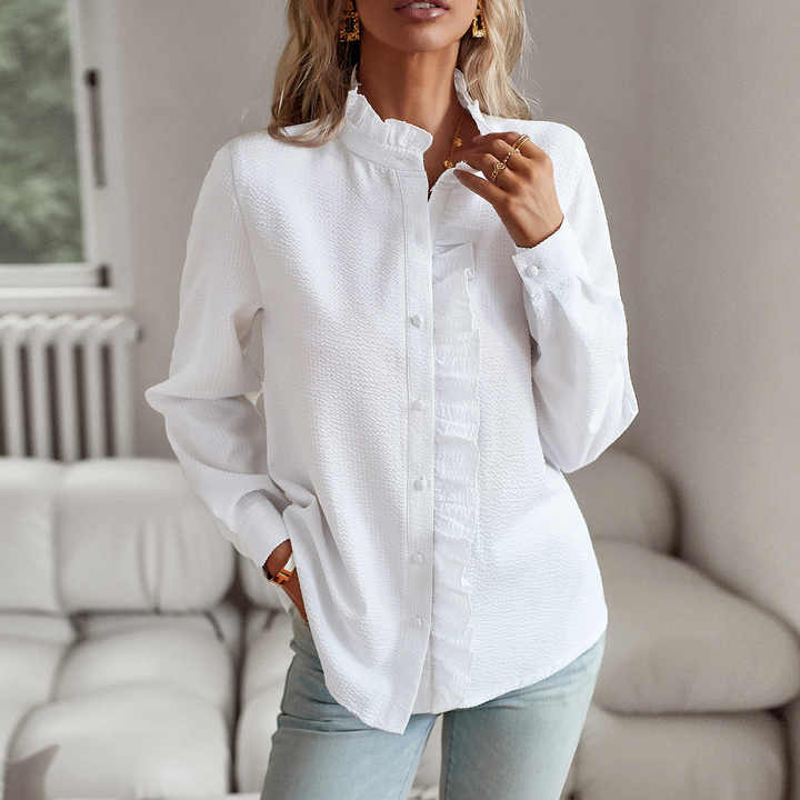 Elegant dametop med delikate flæsedetaljer og knaplukning. Ideel til modebevidste kvinder.