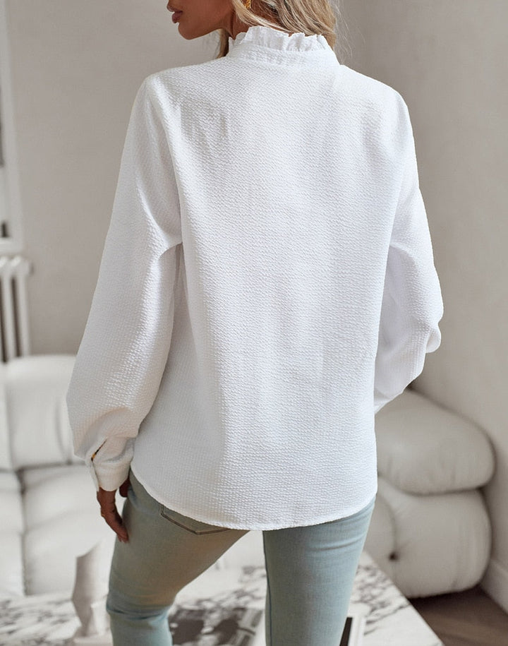 Chic flæset dametop med elegante knapper. Skaber et feminint og stilfuldt udtryk for kvinder.