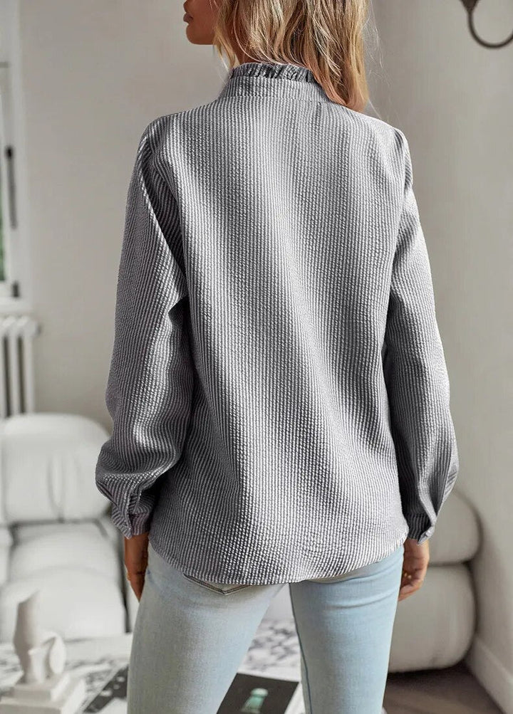 Kontorklar flæsebluse med knapper til kvinder. Stilfuld og komfortabel top til professionelle outfits.