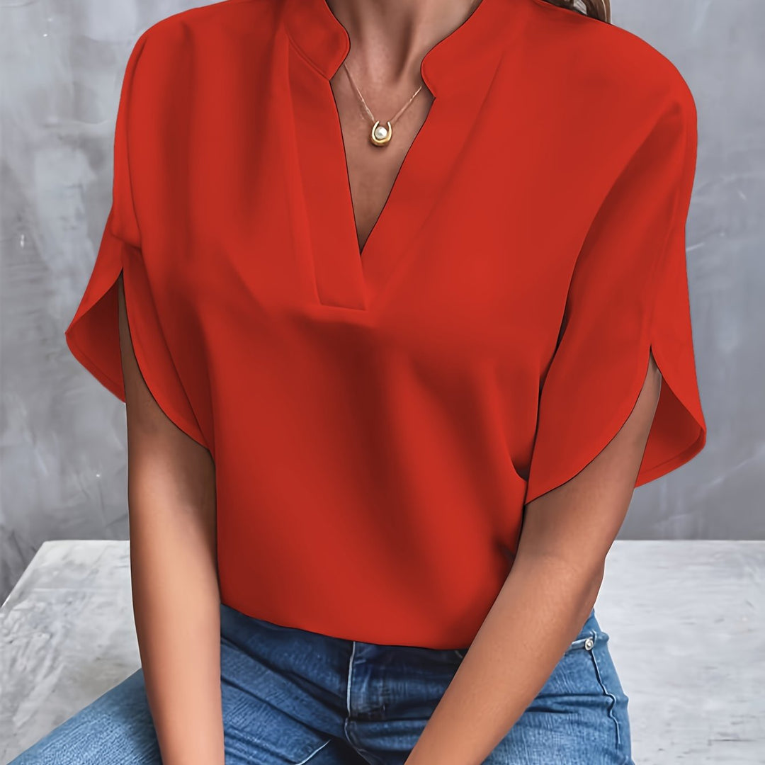 Nærbillede af elegant kvindebluse, detaljeret top med feminin touch. Langærmet komfort.