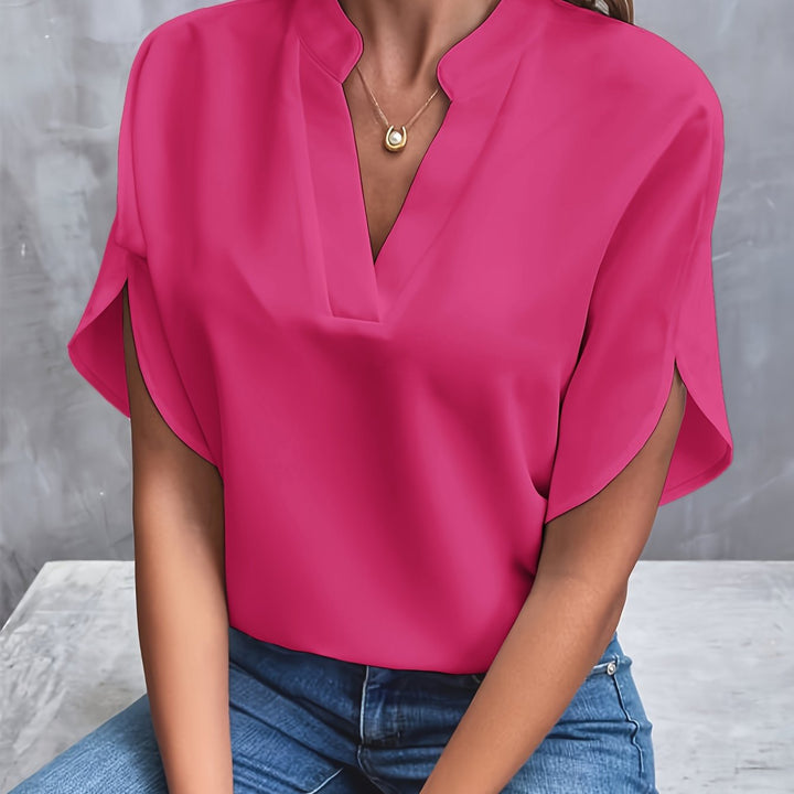Elegant kvindebluse set forfra, stilfuld top til forår & sommer. Komfortabel pasform.