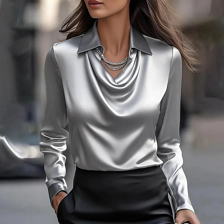 Glansfuld V-hals bluse for kvinder. Behagelig og feminin, perfekt til elegant kvindemode.