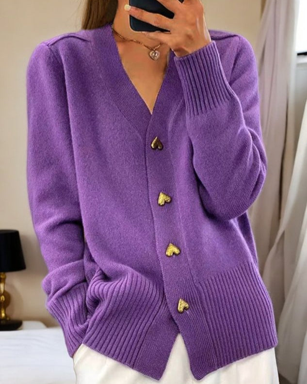 Moderne, komfortabel kvindecardigan med hjerteknapper. Elegant og alsidig til alle anledninger.