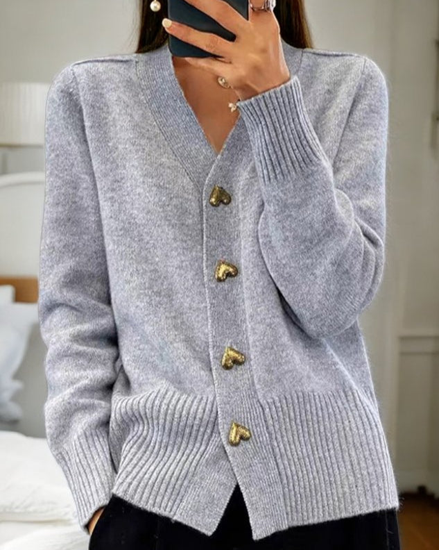 Elegant kvindecardigan med stilfulde hjerteknapper, behagelig og alsidig for en feminin stil.