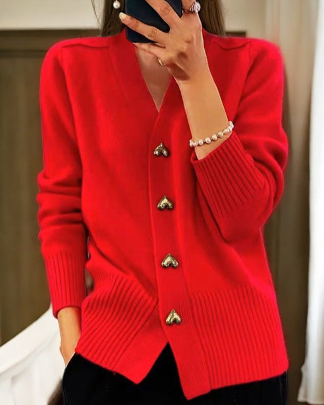 Feminine cardigan til kvinder med unikke hjerteknapper, der giver et elegant og behageligt look.