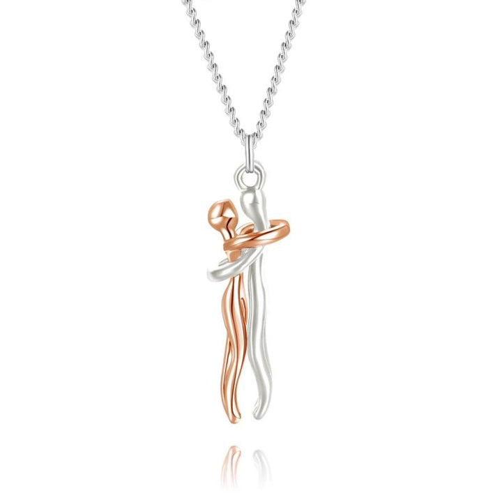 Moderne kvindehalskæde med krammedesign. Elegant gave til hende, et smykke der symboliserer samhørighed og kærlighed.