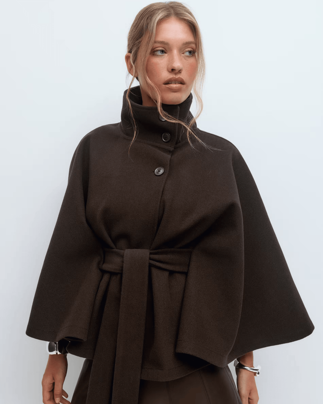 Klassisk damekappe med bælte, perfekt til at fuldende et elegant look.
