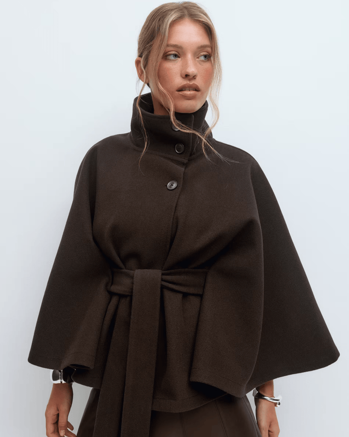 Klassisk damekappe med bælte, perfekt til at fuldende et elegant look.