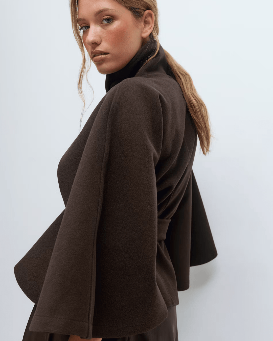 Stilfuld kvindekappe med bælte, et must-have overtøj stykke for modebevidste.