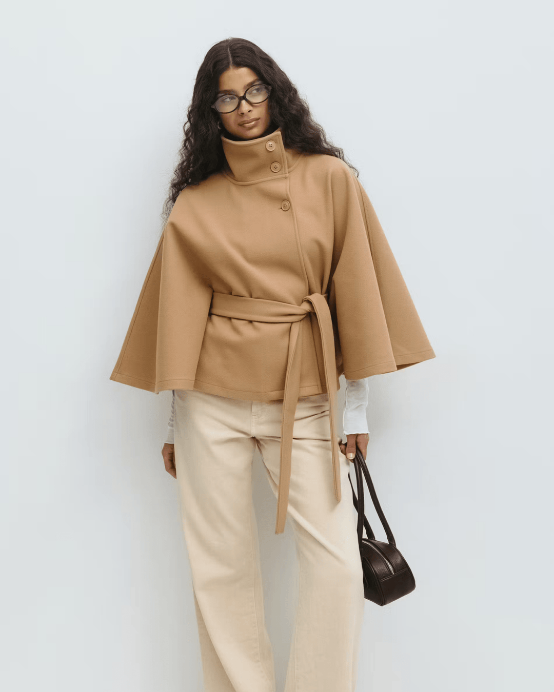 Alsidig kvindekappe med bælte, der tilføjer et klassisk og modent touch.
