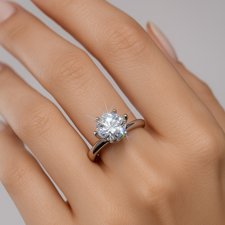 Luksuriøs sølvfarvet fingerring med glitrende diamantlignende detaljer, et elegant smykke til kvinder.