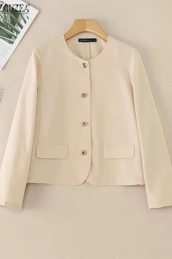 Skræddersyet kvinders blazer i stilrent design, velegnet til mode og professionel brug.