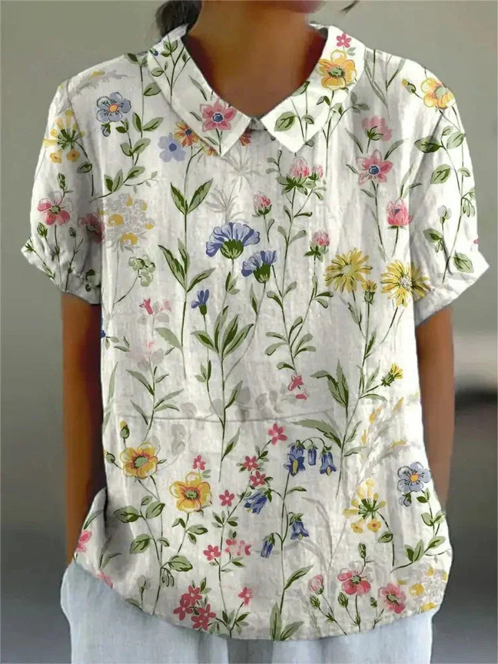 Komfortabel blomsterskjorte til kvinder, ideel til afslappet sommertøj med et elegant blomsterprint.