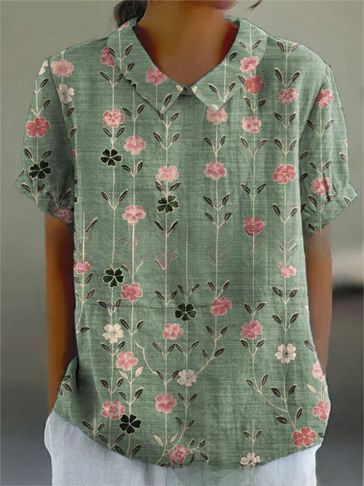 Moderne kvinders blomsterskjorte med levende blomsterprint og en flatterende pasform, ideel til sommerens mode.