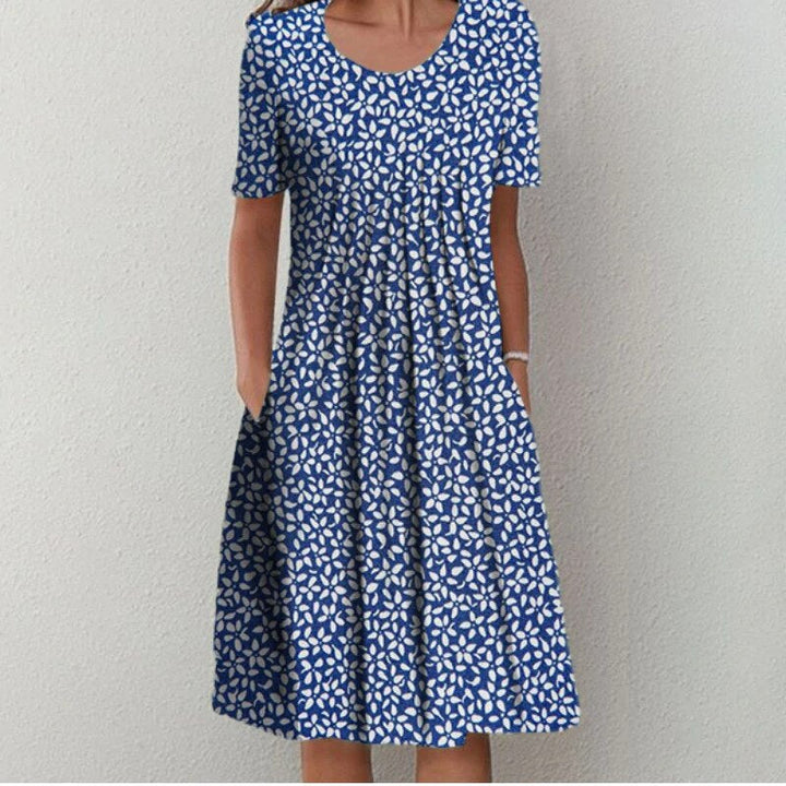 Stilfuld kvindekjole i blomstret design med lommer, tilbyder både elegance og komfort hele dagen.