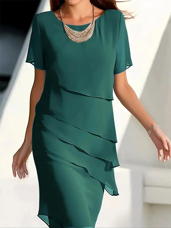 Flatterende lagdelt sommerkjole til kvinder, elegant og let design for en moderne sommerstil. Perfekt til modebevidste.