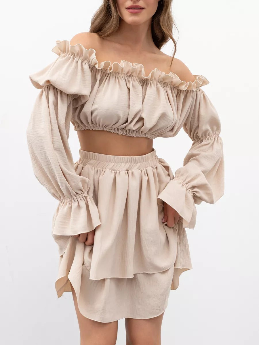 Stilfuldt og komfortabelt off-shoulder sæt til kvinder, ideelt som fritids- eller sommersæt.