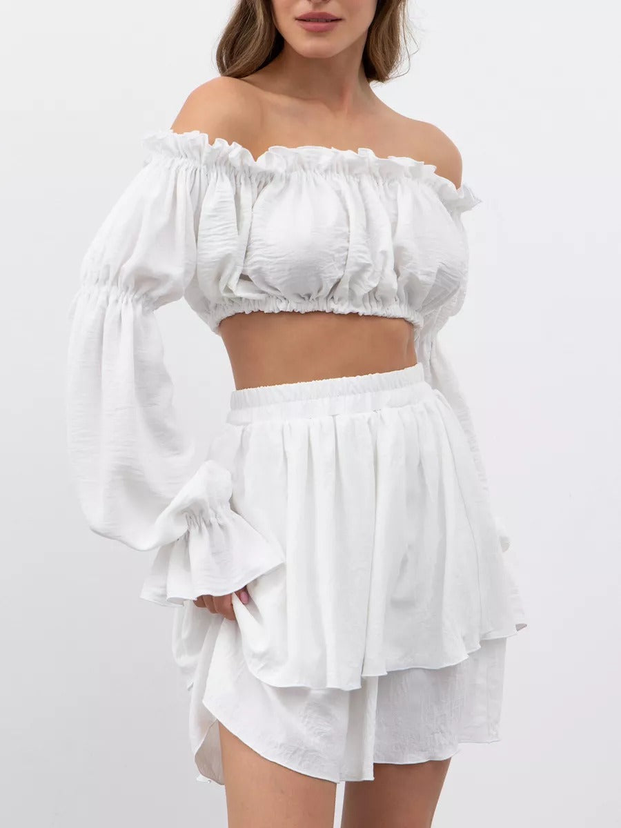 Todelt off-shoulder sæt til kvinder. Elegant mode beklædning til både hverdag og festlig lejlighed.