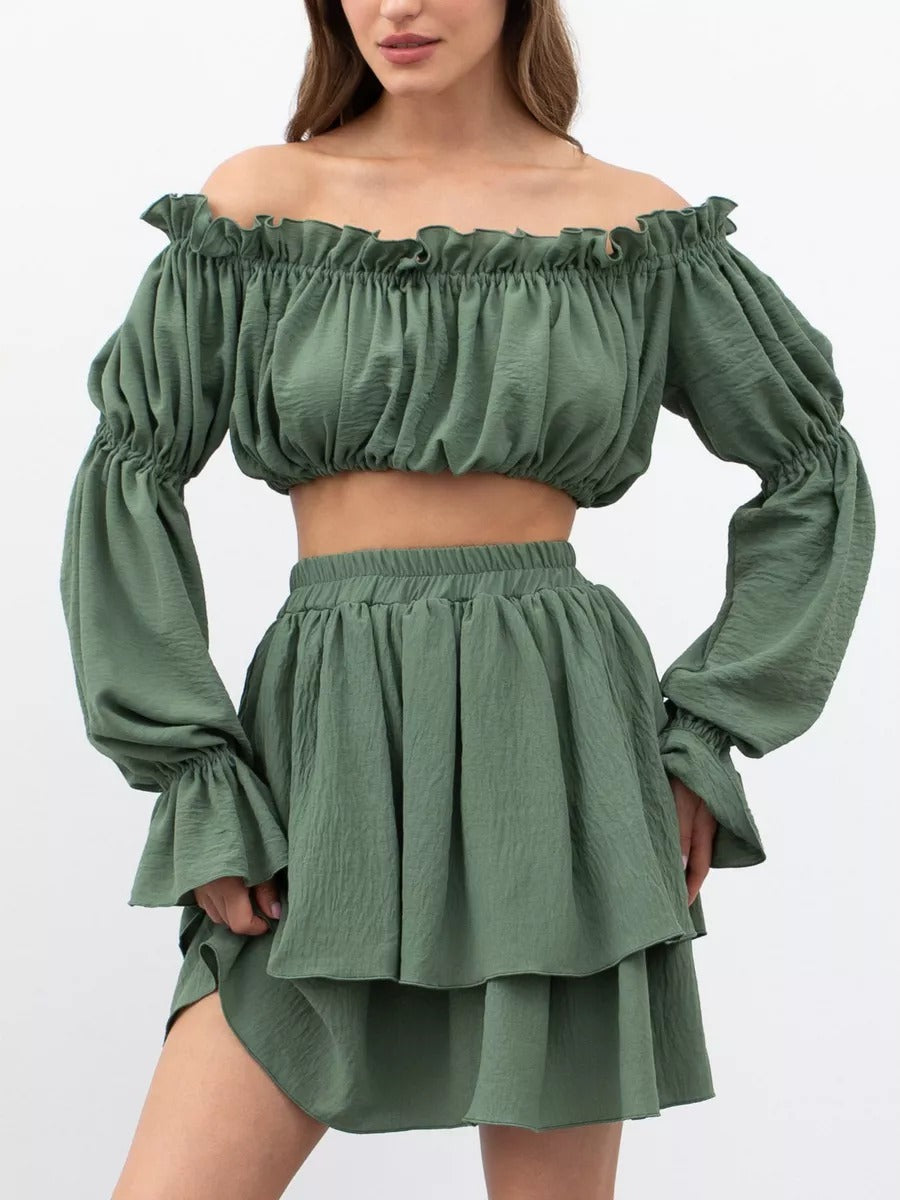 Kvinde sæt med off-shoulder top og matchende underdel. Elegant og moderne design til damer.