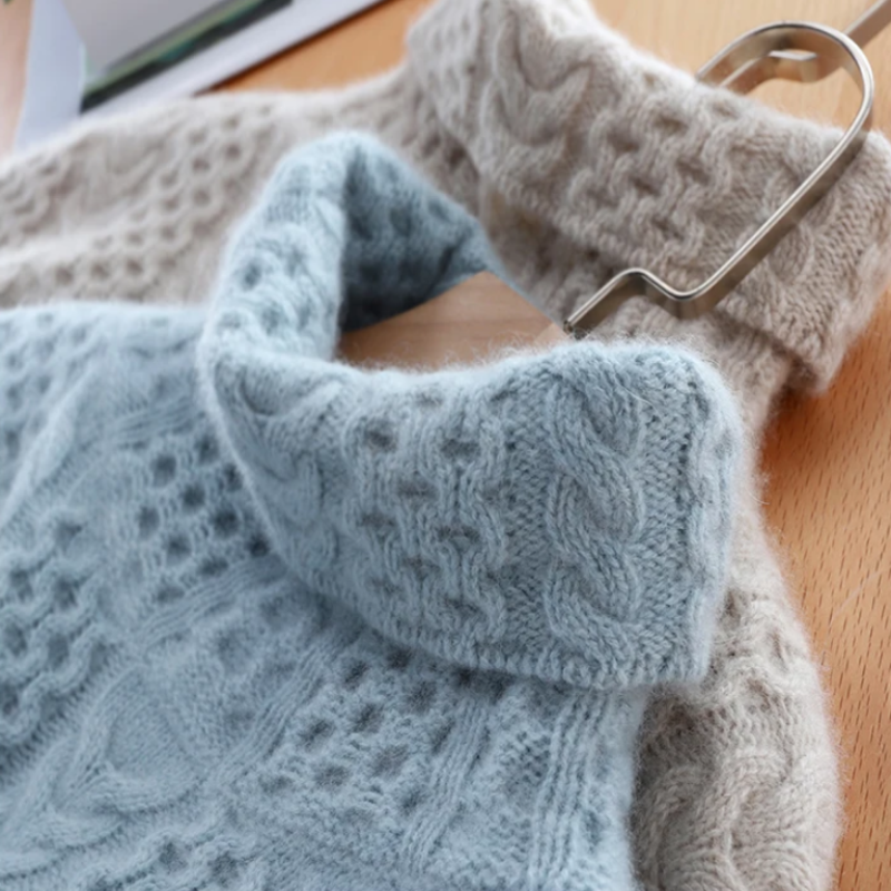 Beige rullekrave trøje for kvinder. Alsidig og elegant damestrik til både hverdag og afslappede looks.