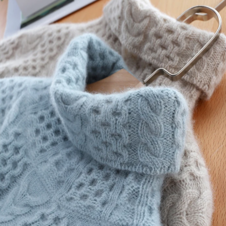 Beige rullekrave trøje for kvinder. Alsidig og elegant damestrik til både hverdag og afslappede looks.