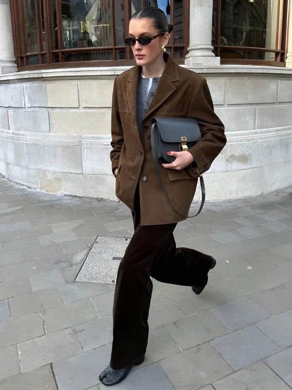 Elegant kvinders ruskindsblazer i moderne tidløst design, struktureret snit, beige nuance, perfekt til formelle lejligheder.